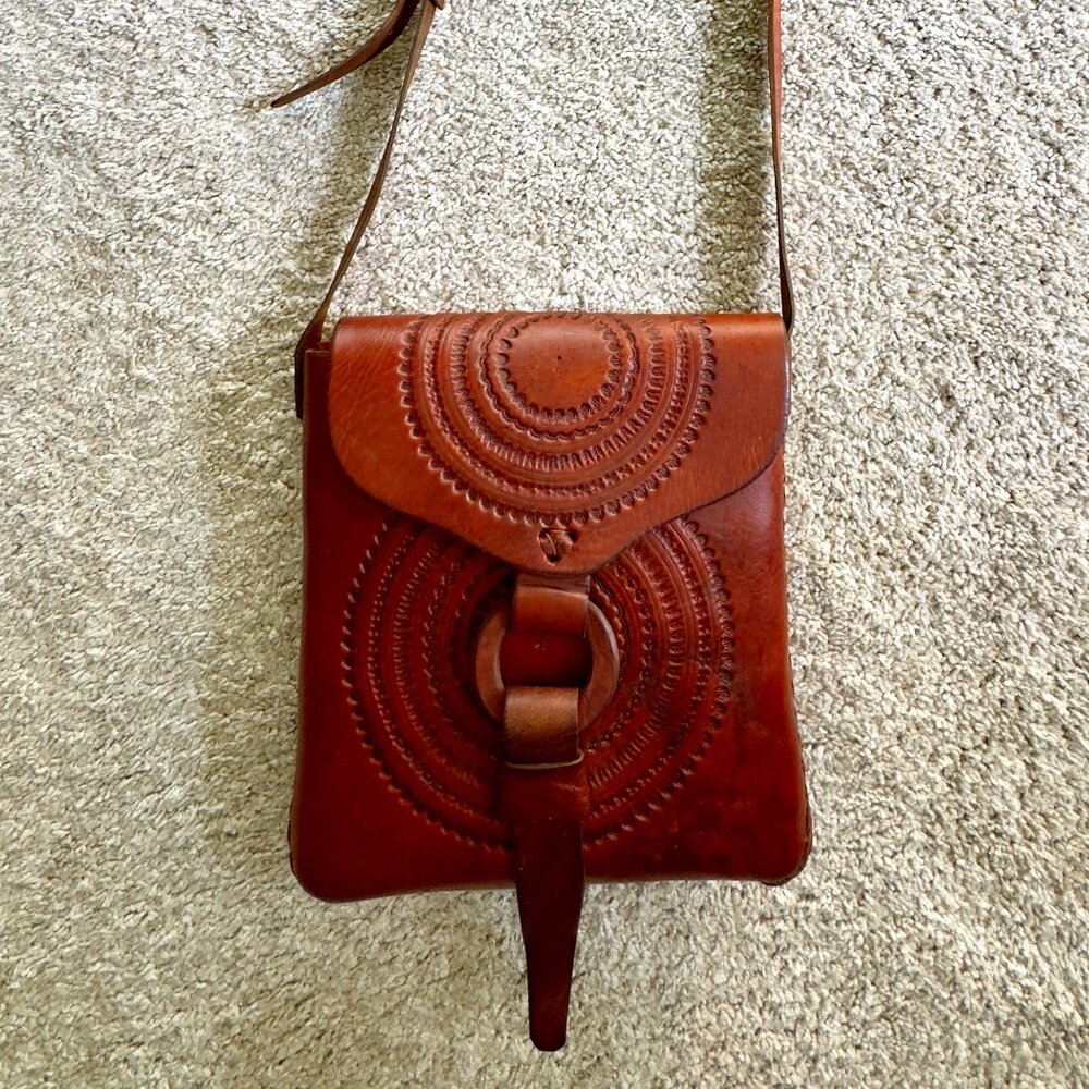❤️ VINTAGE 1970s SADDLE LEATHER HIPPIE BOHEMIAN CROSSBODY HANDTOOLED UNISEX  BAG